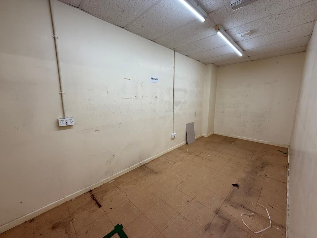 Lot: 12 - VACANT PROPERTY IN TOWN CENTRE - Room three